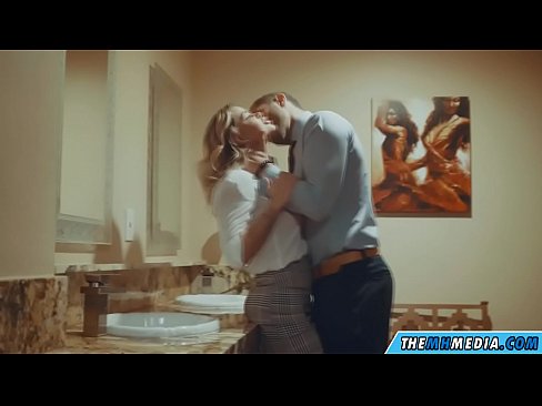 ❤️ Pamene blonde wabusty akunyengererani m'chimbudzi cha anthu onse ❌ zolaula ny.porn-mate.ru ﹏